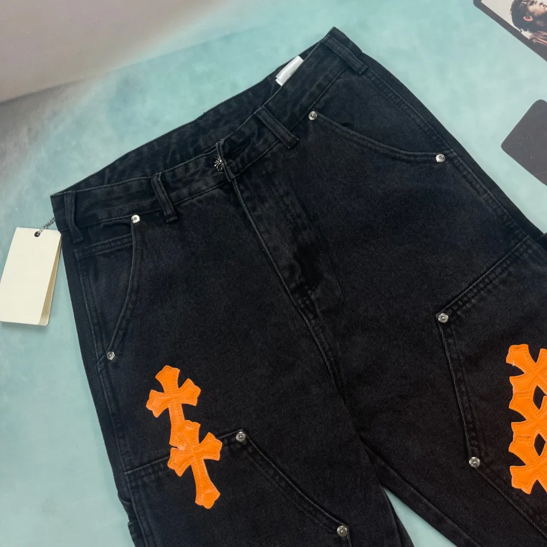 🅿️290 🔘Style No.-KL173 🔘Cro Heart𝐂𝐡𝐫𝐨𝐦𝐞 𝐇𝐞𝐚𝐫𝐭 Black and orange patchwork limited edition Ox King lumberjack workwear jeans* Crow Heart’s iconic dark style is perfect. The hardware accessories of the pants have been distressed, especially the cross-carved buckles, which have a great texture and look very classy at first glance. The orange cross pattern on these pants is so eye-catching and full of design. The fit is also great, comfortable and stylish. Whether you want to wear gothic style, functional style or Y2K style, it can be adapted to all kinds of Asian styles. You can wear it casually and achieve dark street style with ease. The matching suggestions are as follows: Gothic style: Pair the upper body with a black printed short top, then put on a pair of black thick-soled Martin boots, and match it with some silver gothic accessories, such as a cross necklace, to directly transform into a gothic hottie/cool cover. Functional style: Wear a black quick-drying bottoming shirt inside, a multi-pocket functional jacket on the outside, a pair of tactical boots, and a large-capacity functional bag, which is full of functional style. Y2K style: Wear a colorful midriff-baring crop top, pair it with thick-soled sneakers, such as Balenciaga's Track series, add colorful sunglasses and some beaded jewelry, and you'll look like a Y2K millennial hottie/hipster.  Size: M L XL XXL (28.30.32.34.36) Color: Black